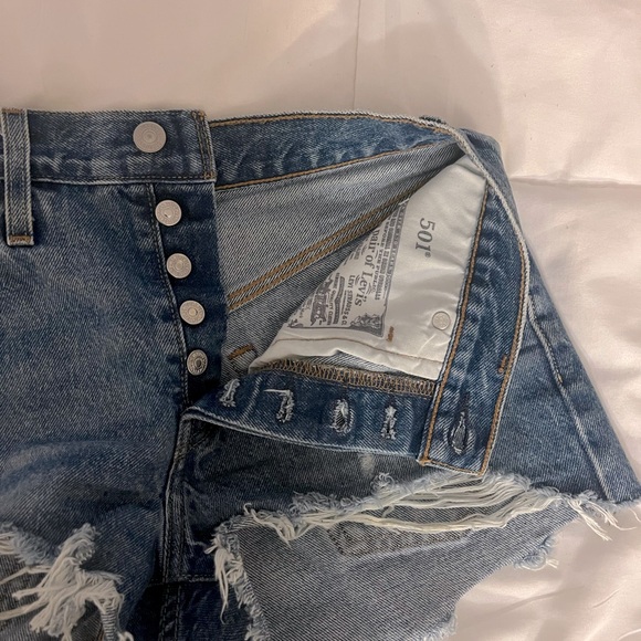 *NWOT* Levi’s 501 Distressed Cutoff Jean Shorts 🔥 - Picture 4 of 6